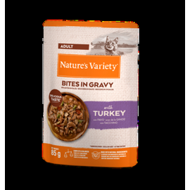 NATURE`S VARIETY Cat Bites in Gravy with Turkey 85G - pilnvērtīga barība pieaugušiem kaķiem, konservi, tvaicēti  tītara gaļās gabaliņi maigā mercē.